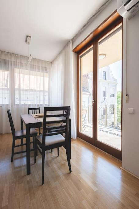 Appartement Bright Downtown Balcony Retreat à Budapest Extérieur photo