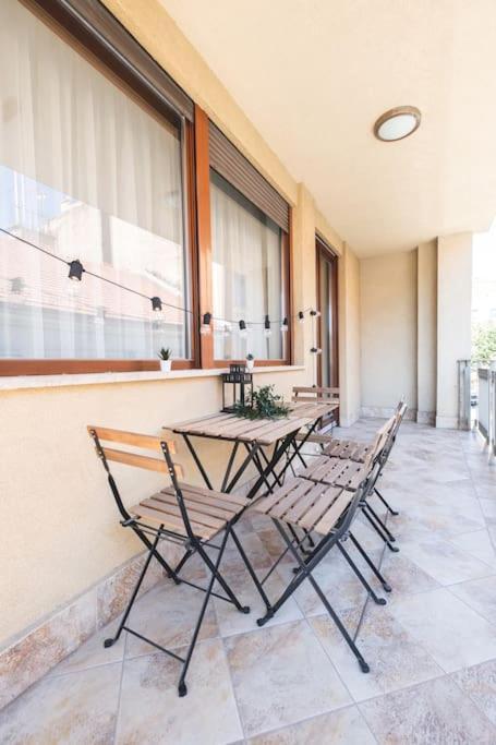 Appartement Bright Downtown Balcony Retreat à Budapest Extérieur photo
