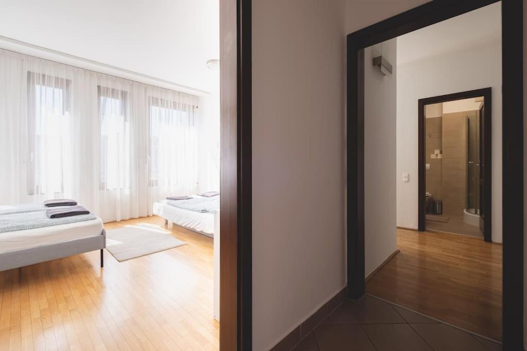 Appartement Bright Downtown Balcony Retreat à Budapest Extérieur photo