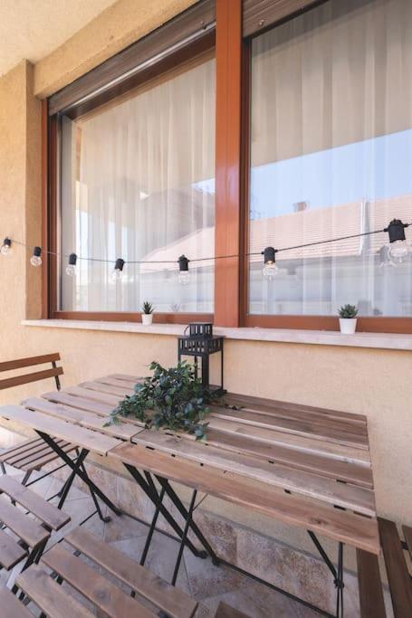 Appartement Bright Downtown Balcony Retreat à Budapest Extérieur photo