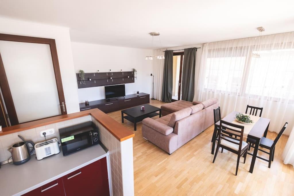 Appartement Bright Downtown Balcony Retreat à Budapest Extérieur photo