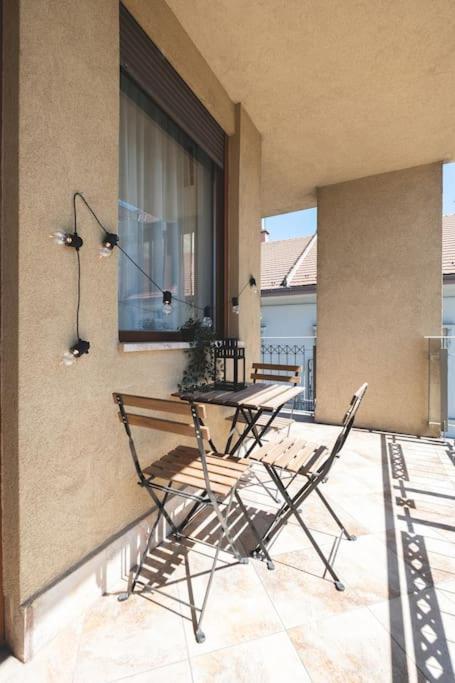 Appartement Bright Downtown Balcony Retreat à Budapest Extérieur photo
