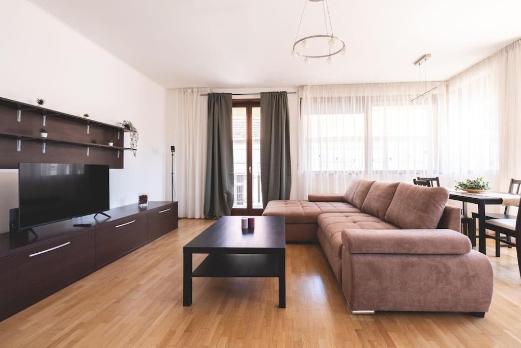 Appartement Bright Downtown Balcony Retreat à Budapest Extérieur photo
