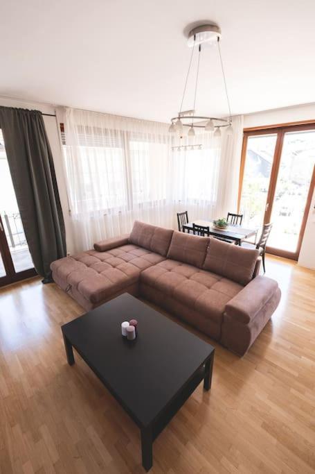 Appartement Bright Downtown Balcony Retreat à Budapest Extérieur photo
