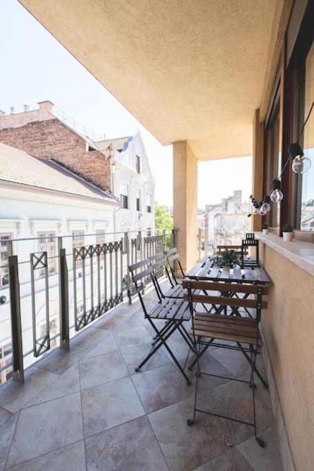Appartement Bright Downtown Balcony Retreat à Budapest Extérieur photo