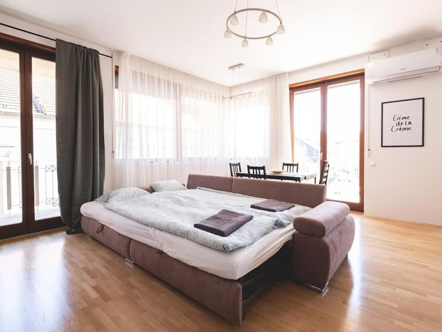 Appartement Bright Downtown Balcony Retreat à Budapest Extérieur photo